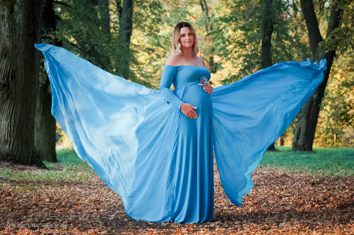 Sesja ciążowa w błękitnej sukni. Fotografia Szamotuły