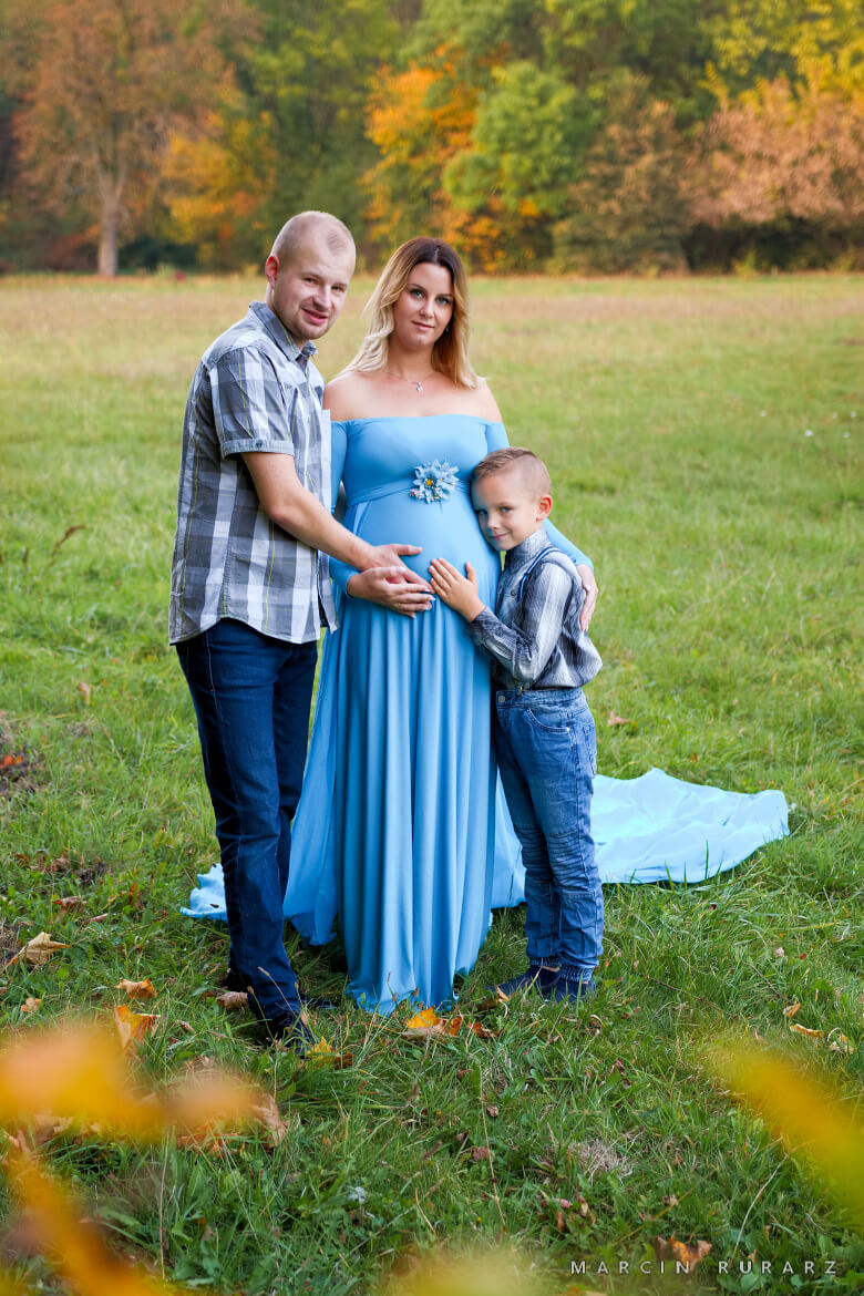 Sesja ciążowa w błękitnej sukni. Sesja rodzinna